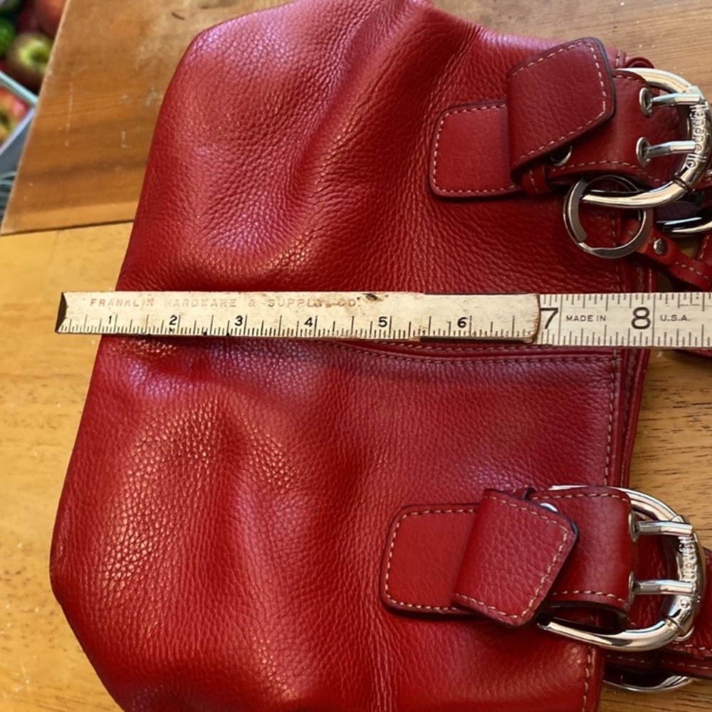 🎉Tignanello Red or balck Pebbled Leather Tote with Polished Hardware
Like new - Picture 3 of 8